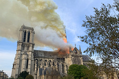 Foto de Notre Dame, Paris el 15 de abril de 2019 a las 19h17 tomado del Quai de Montebello