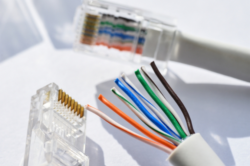 ¿Qué características tienen los cables de red con forro de aislamiento en PVC?