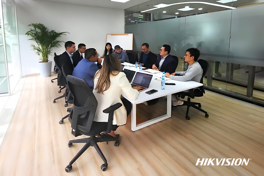 El gerente general de Hikvision visitó Colombia para realizar investigación del mercado
